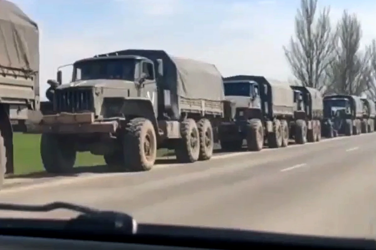 Большая колонна российской военной техники движется в сторону Донбасса - ВИДЕО