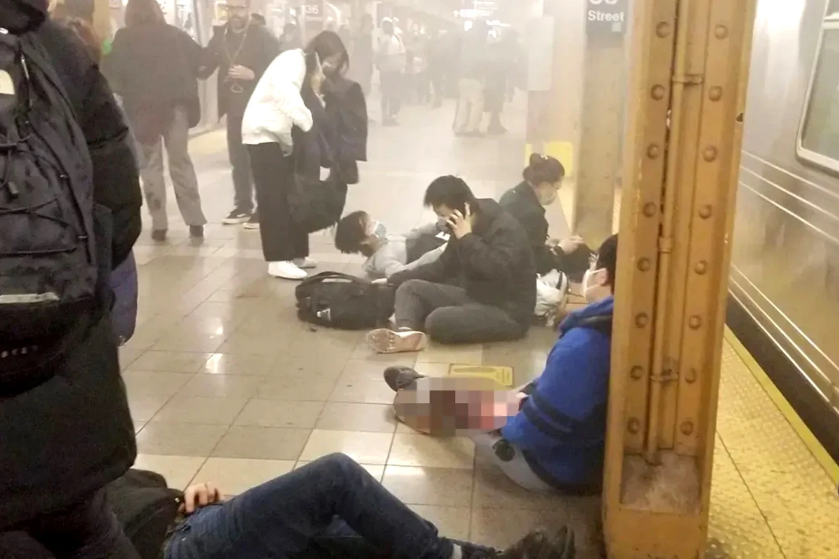В метро Нью-Йорка открыли стрельбу, много раненых - ФОТО