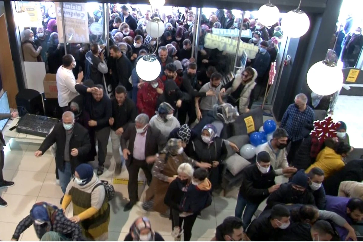 Telefon dükanındakı endirimə görə böyük izdiham - FOTO/VİDEO Telefon dükanındakı endirimə görə böyük izdiham - FOTO/VİDEO