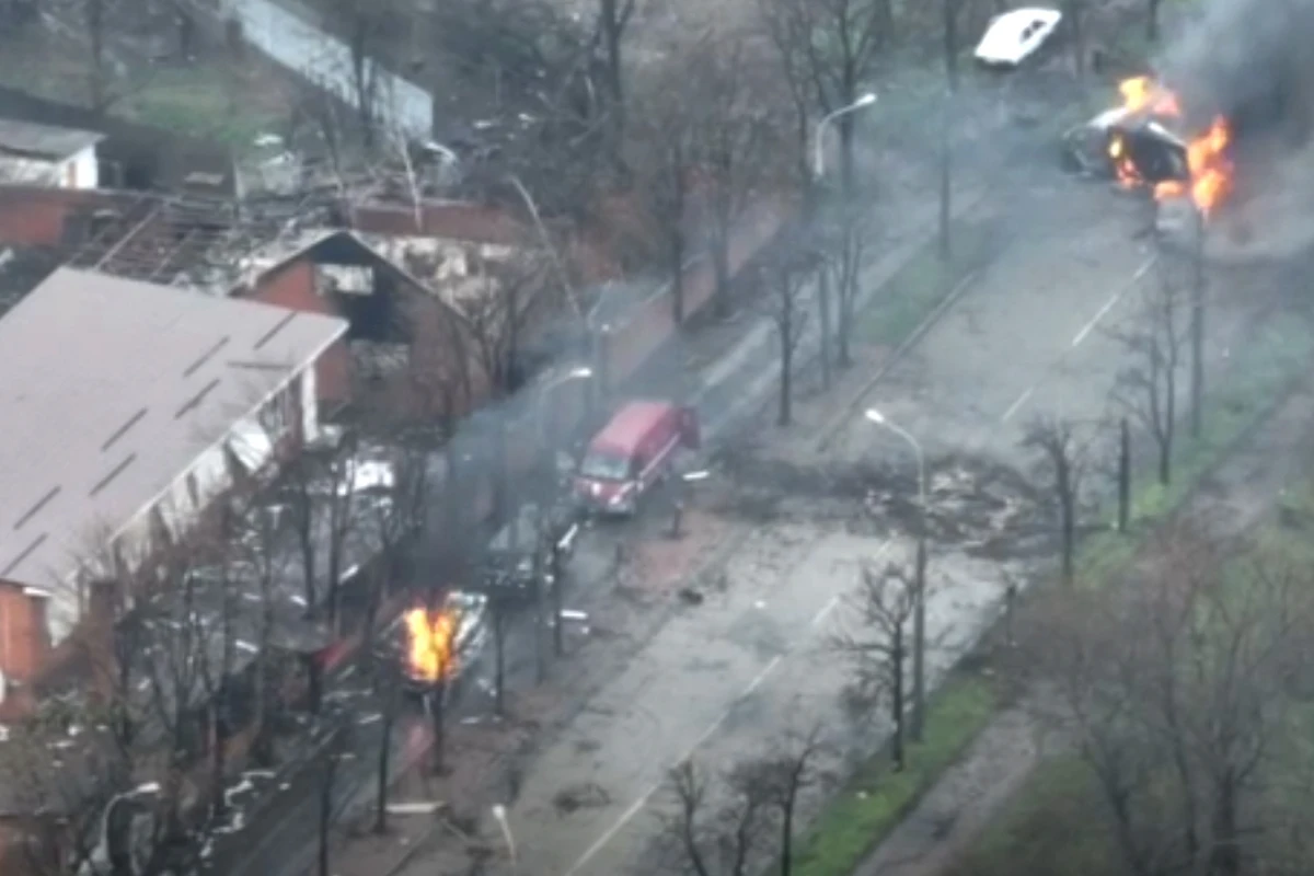Полк Азов опубликовал кадры контратаки в Мариуполе - ВИДЕО