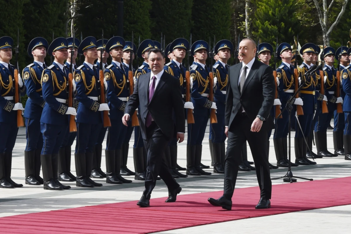 İlham Əliyev qırğız həmkarını qarşıladı - FOTO
