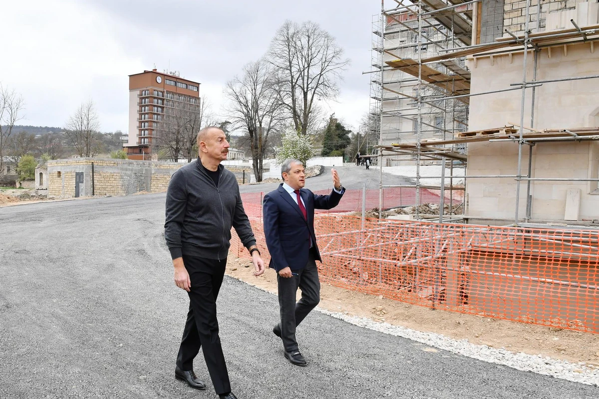 Prezident Şuşada inzibati binanın əsaslı təmiri və konfrans zalının tikintisi ilə tanış olub - FOTO