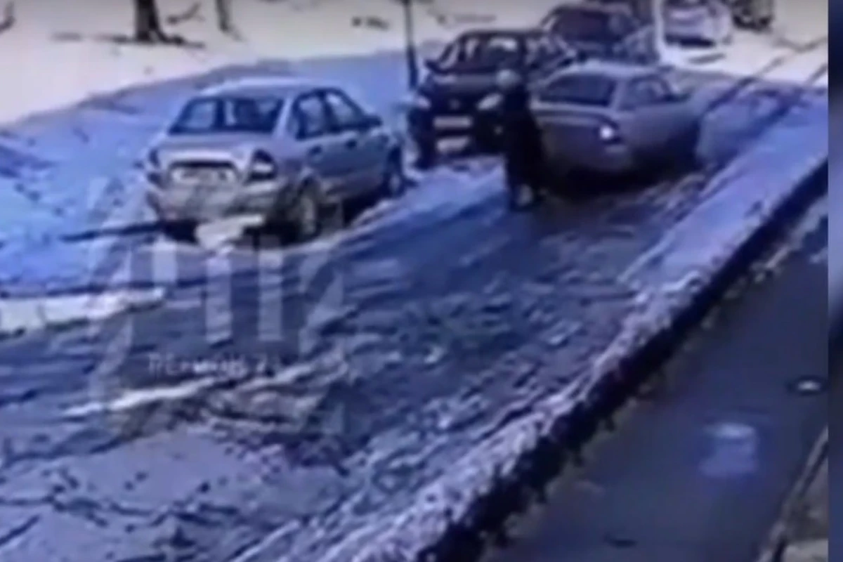Sürücü avtomobili ilə yaşlı qadının üzərindən iki dəfə keçdi – VİDEO