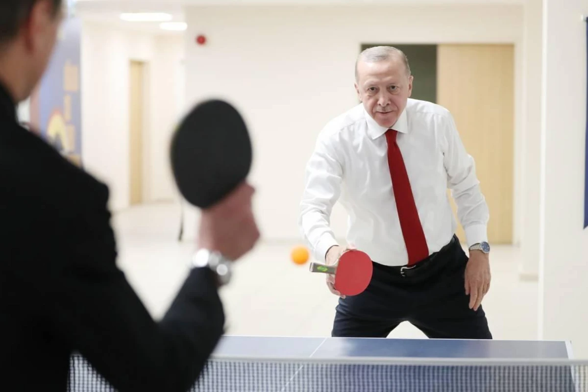 Ərdoğan pencəyini çıxarıb, gənclərlə stolüstü tennis oynadı - VİDEO