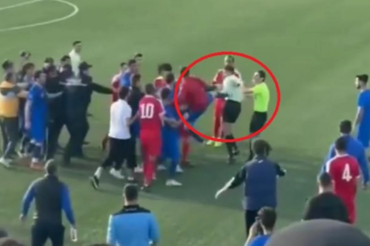 Azərbaycan çempionatının oyununda hakimlər döyüldü
