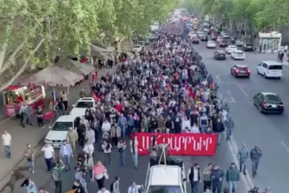 İrəvanda Paşinyanın istefası tələbilə yürüş keçirilir