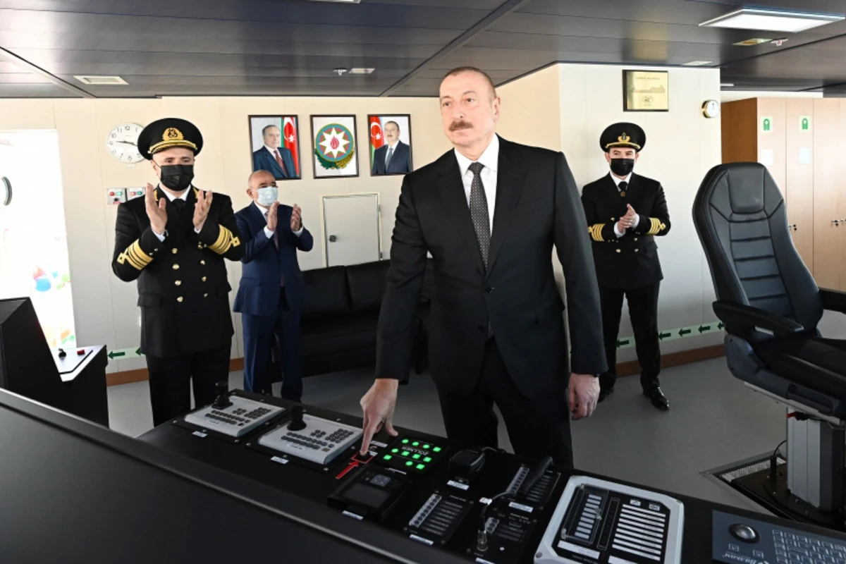 Президент Ильхам Алиев на церемонии ввода в эксплуатацию судна-парома Зарифа Алиева - ФОТО