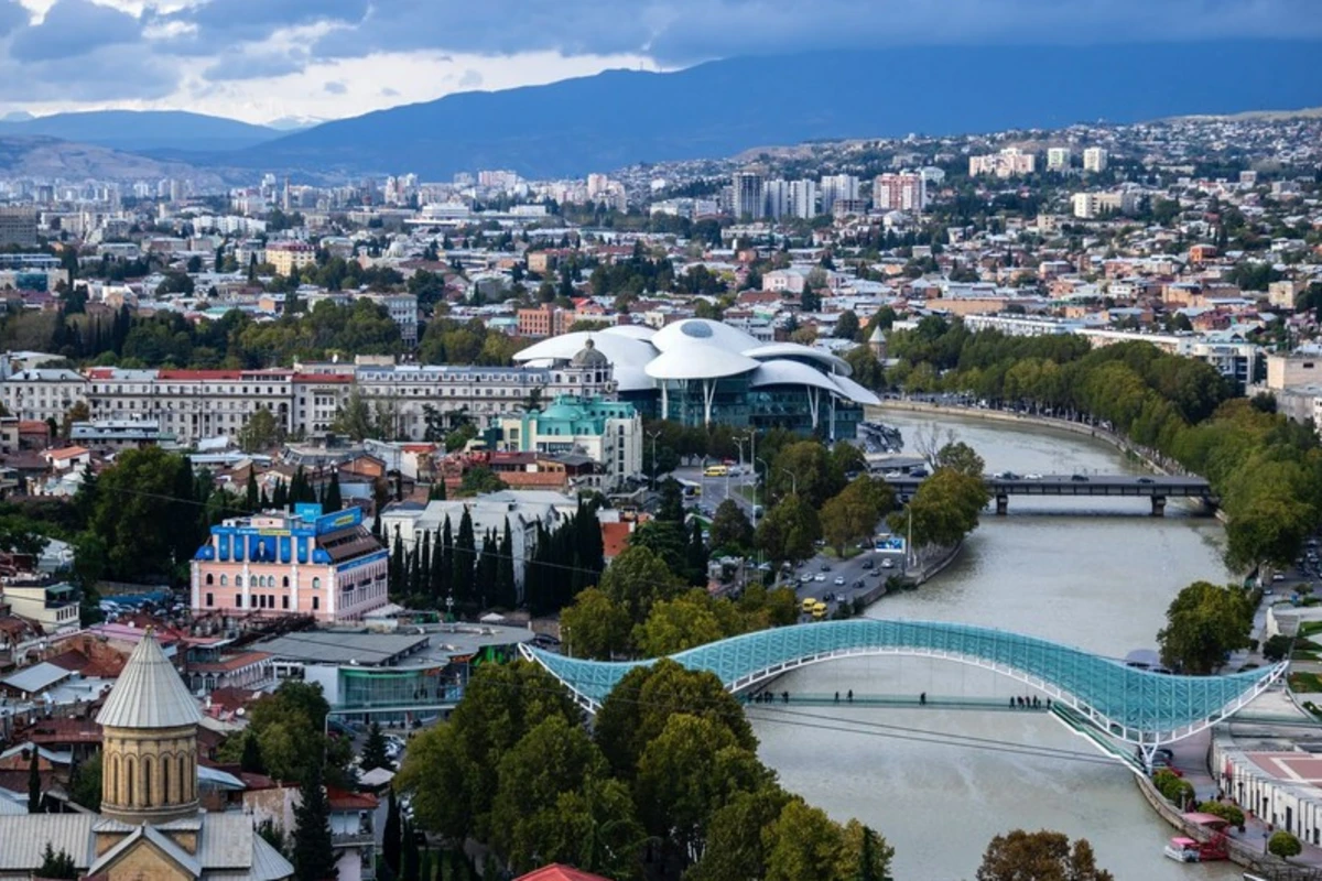 Gürcüstan əcnəbilərin yaşayış izni almasına görə rüsumları iki dəfə artırdı Gürcüstan əcnəbilərin yaşayış izni almasına görə rüsumları iki dəfə artırdı