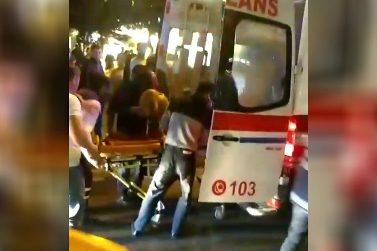 Bakıda motosikletçi qəza törədib, iki nəfər yaralanıb - VİDEO