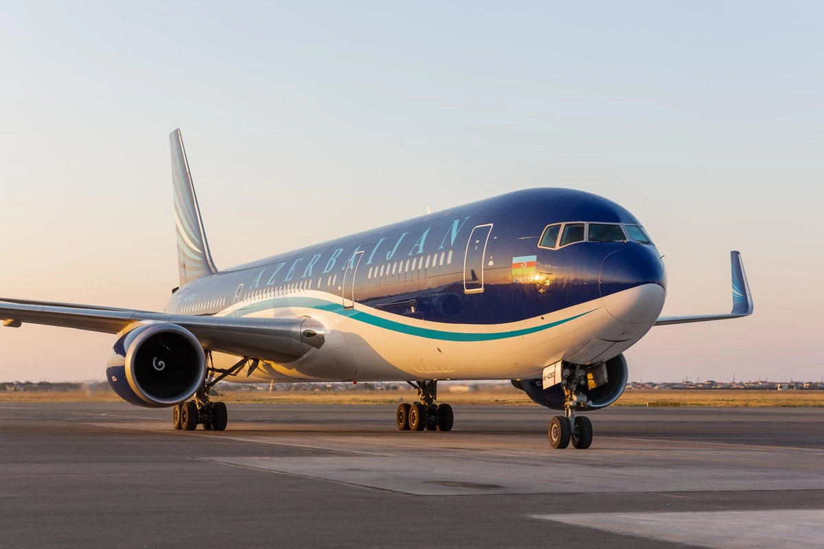 Самолет AZAL вернулся в аэропорт вылета - ПРИЧИНА