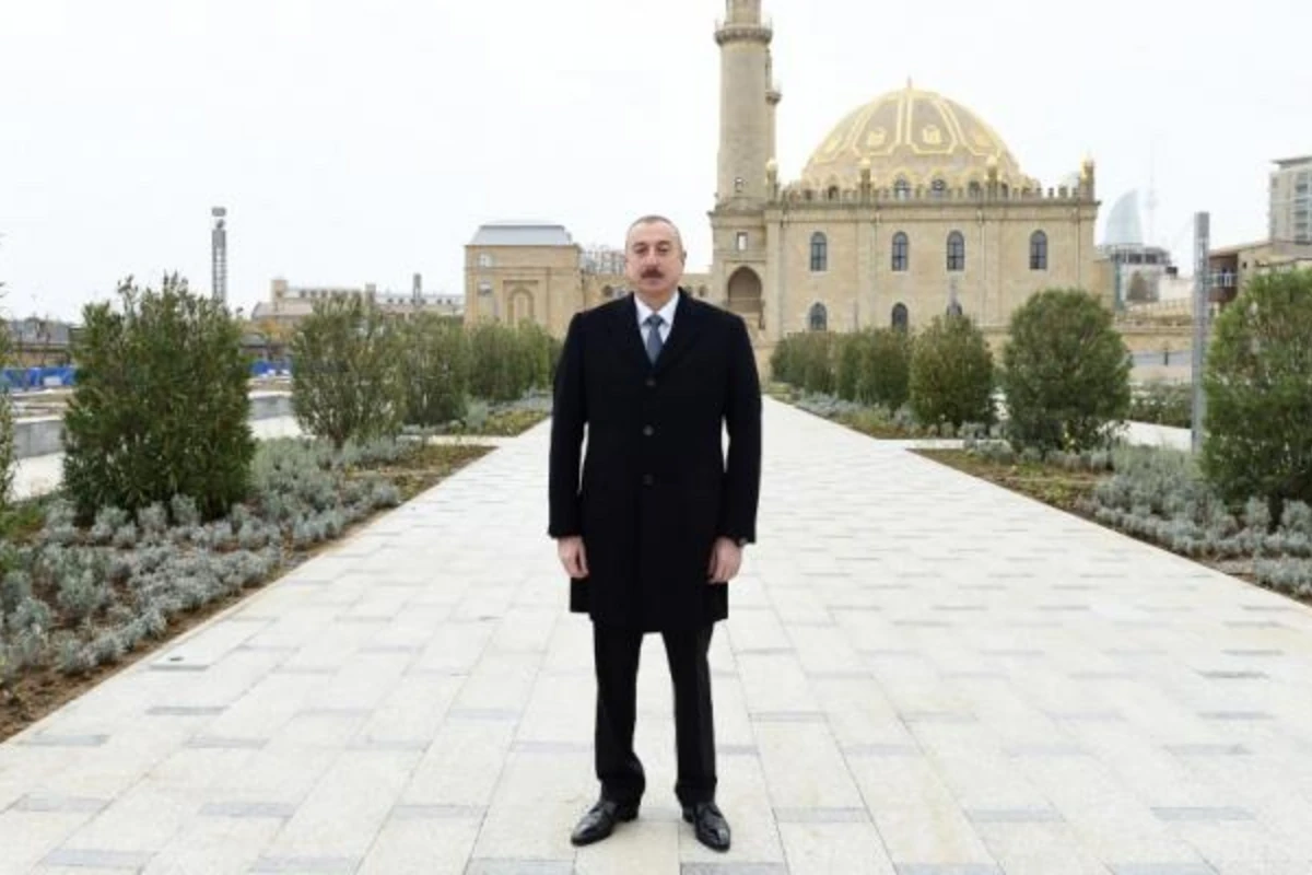 İlham Əliyev Azərbaycan xalqını Ramazan bayramı münasibətilə təbrik etdi İlham Əliyev Azərbaycan xalqını Ramazan bayramı münasibətilə təbrik etdi