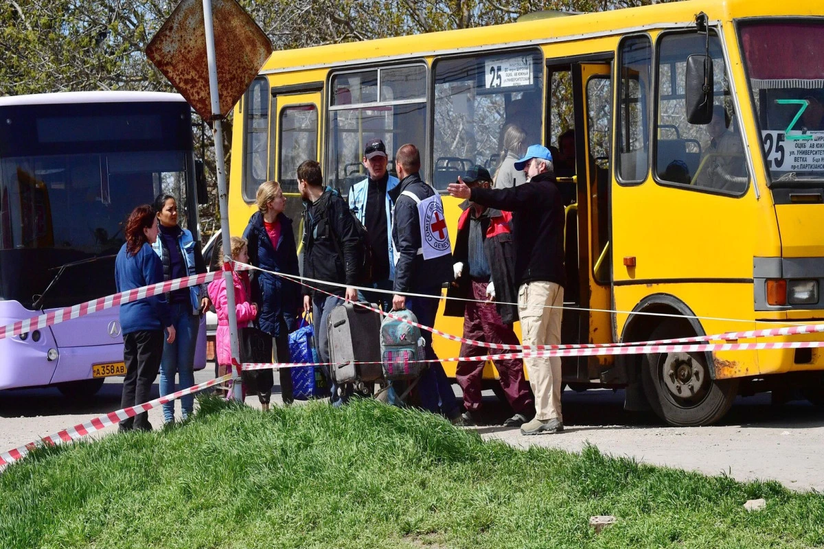 “Azovstal” metallurgiya zavodundan mülki əhalinin təxliyəsinə başlanıldı