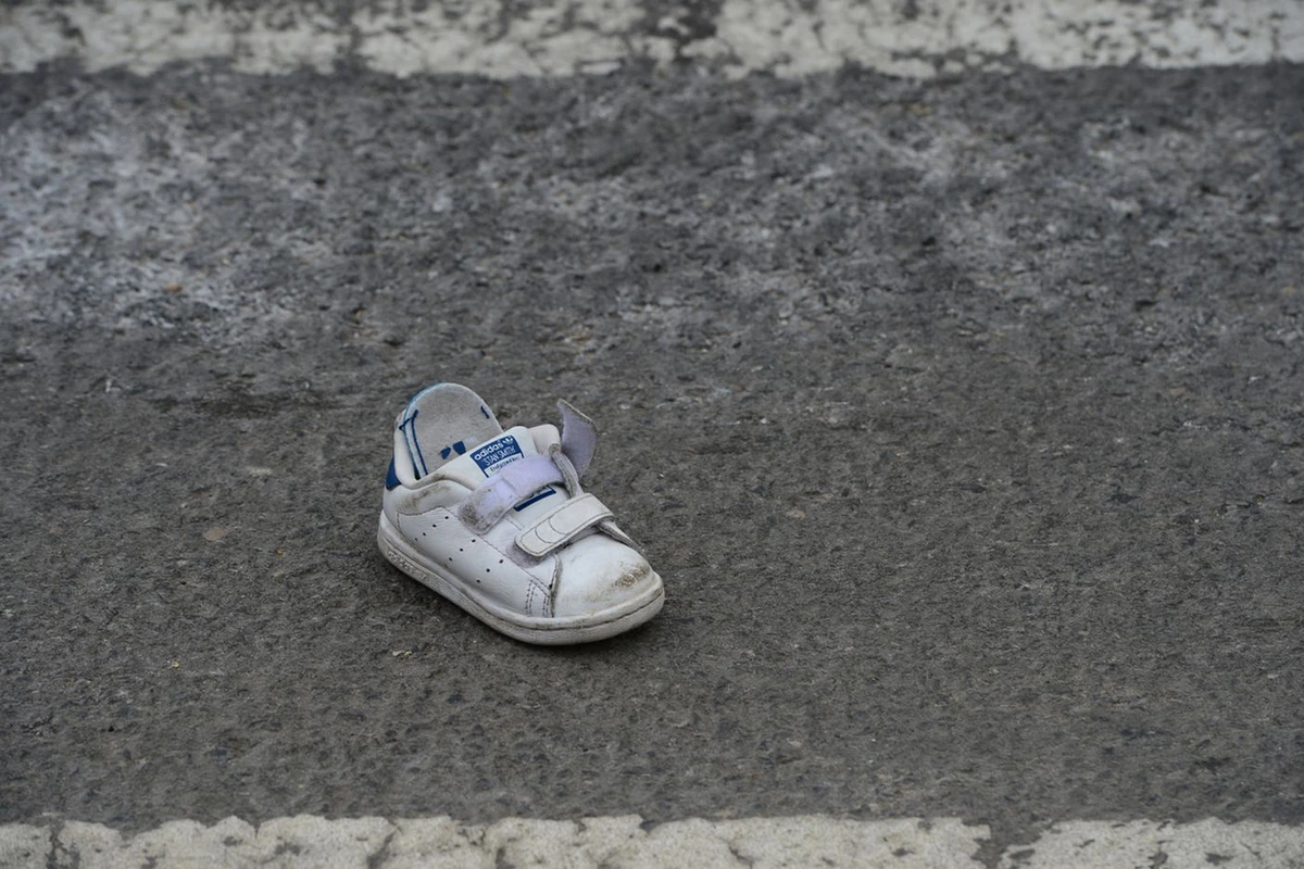 Yolu keçən ata və bir yaşlı oğlunu avtomobil vurdu
