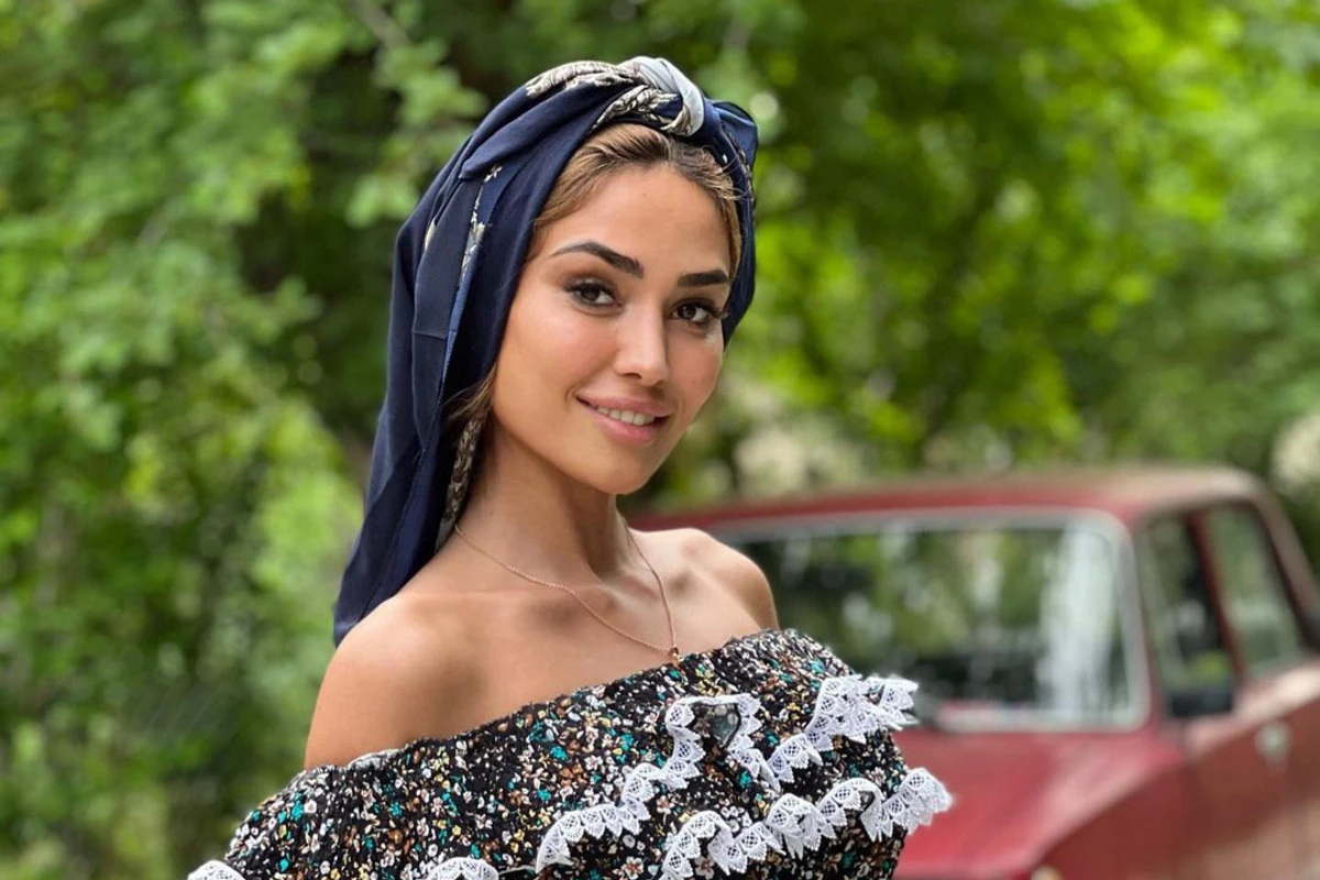 Pərvin Abıyeva qaloş geyinib kamera qarşısına keçdi - FOTO