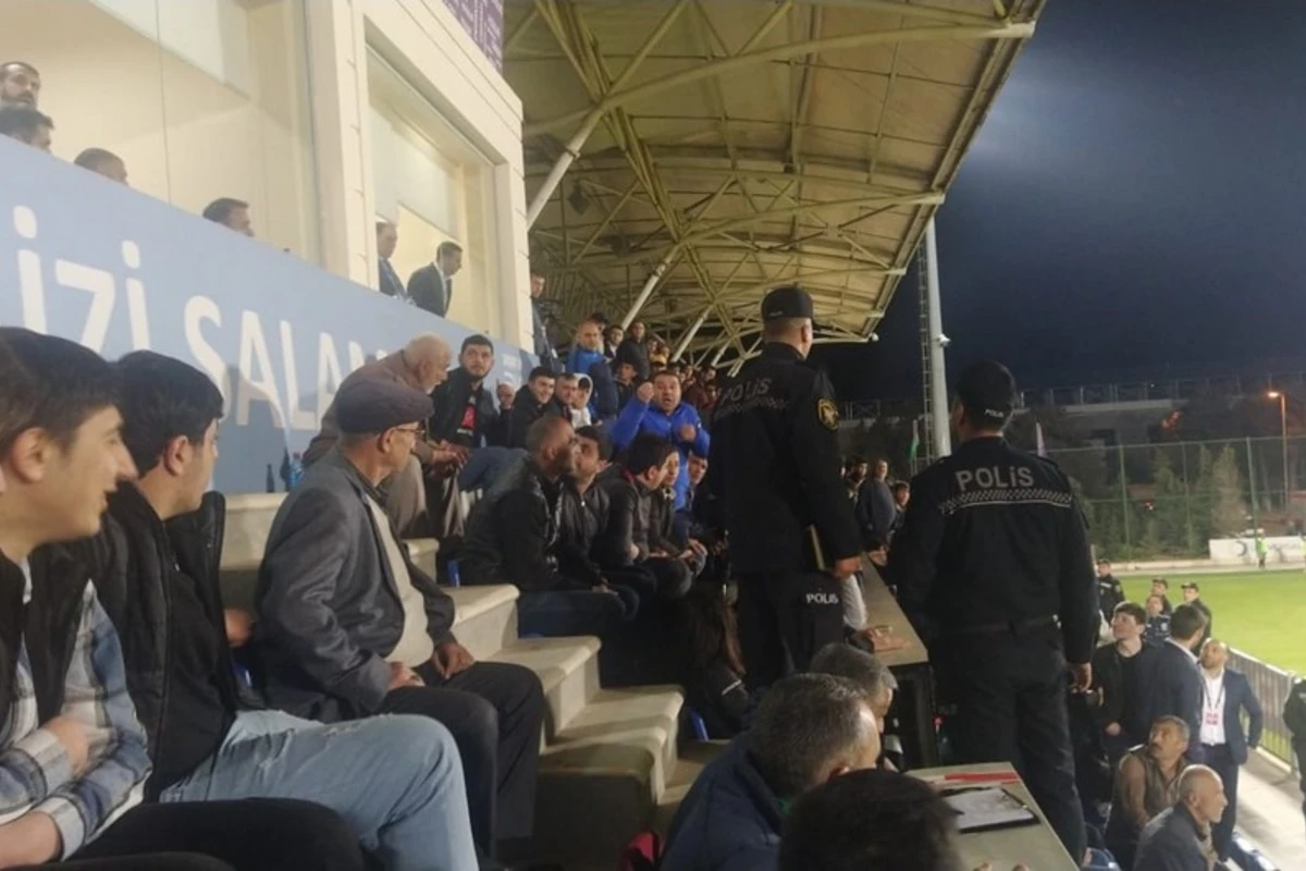 Sumqayıt - Neftçi matçında insident baş verdi