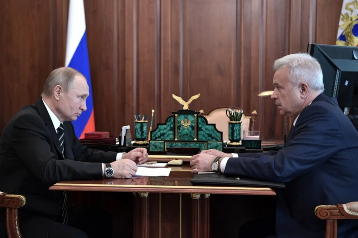 Putin Vahid Ələkbərovu təltif etdi Putin Vahid Ələkbərovu təltif etdi