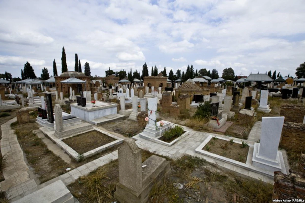 Azərbaycanda İLK: Məzarlara baxım xidməti yaradıldı - FOTO