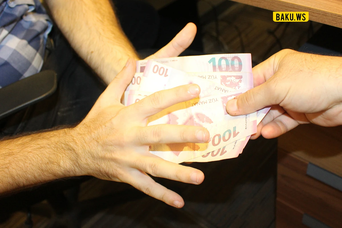 Azərbaycanda polis alimin pullarını aldı