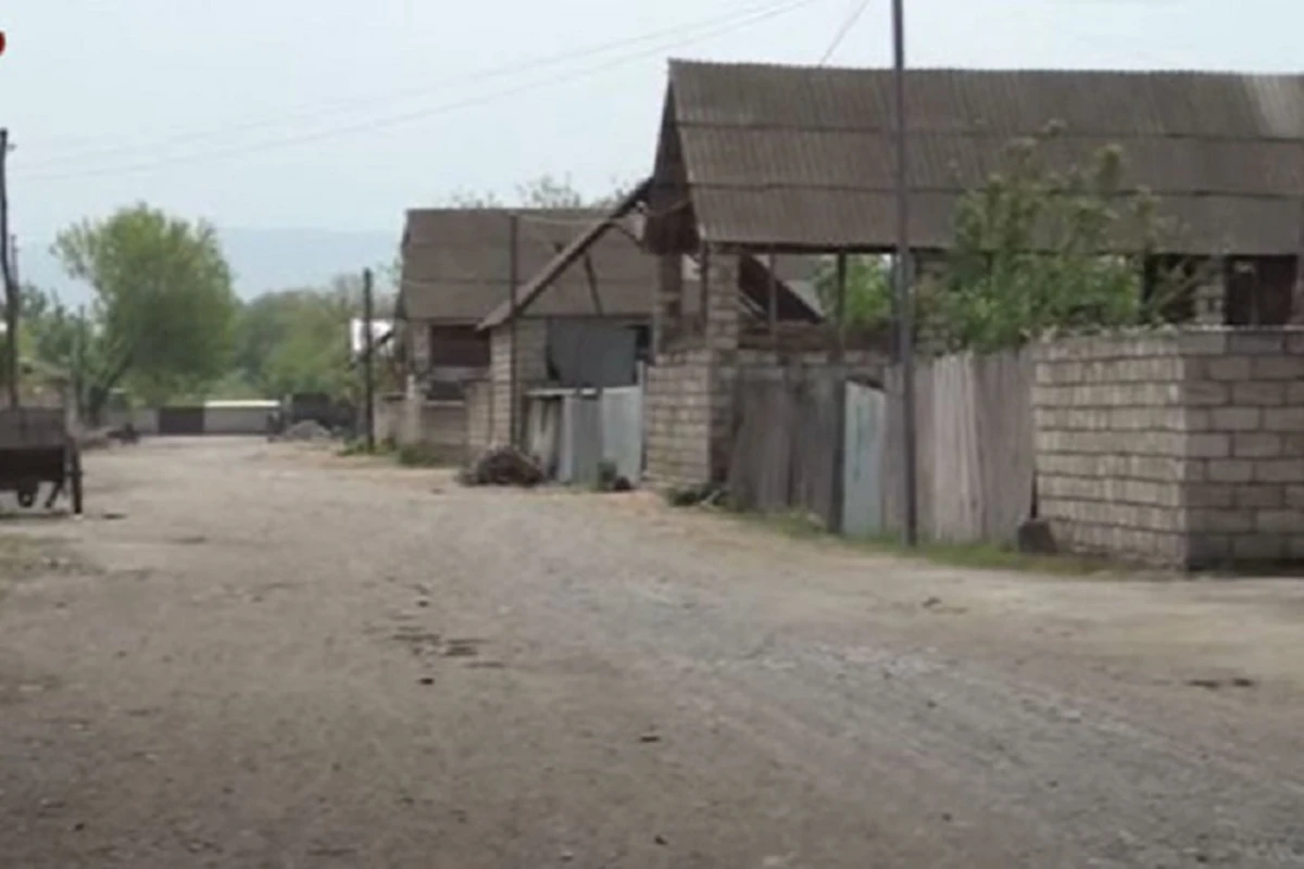 Дорогу в Загатальском районе асфальтируют уже третий год - ВИДЕО