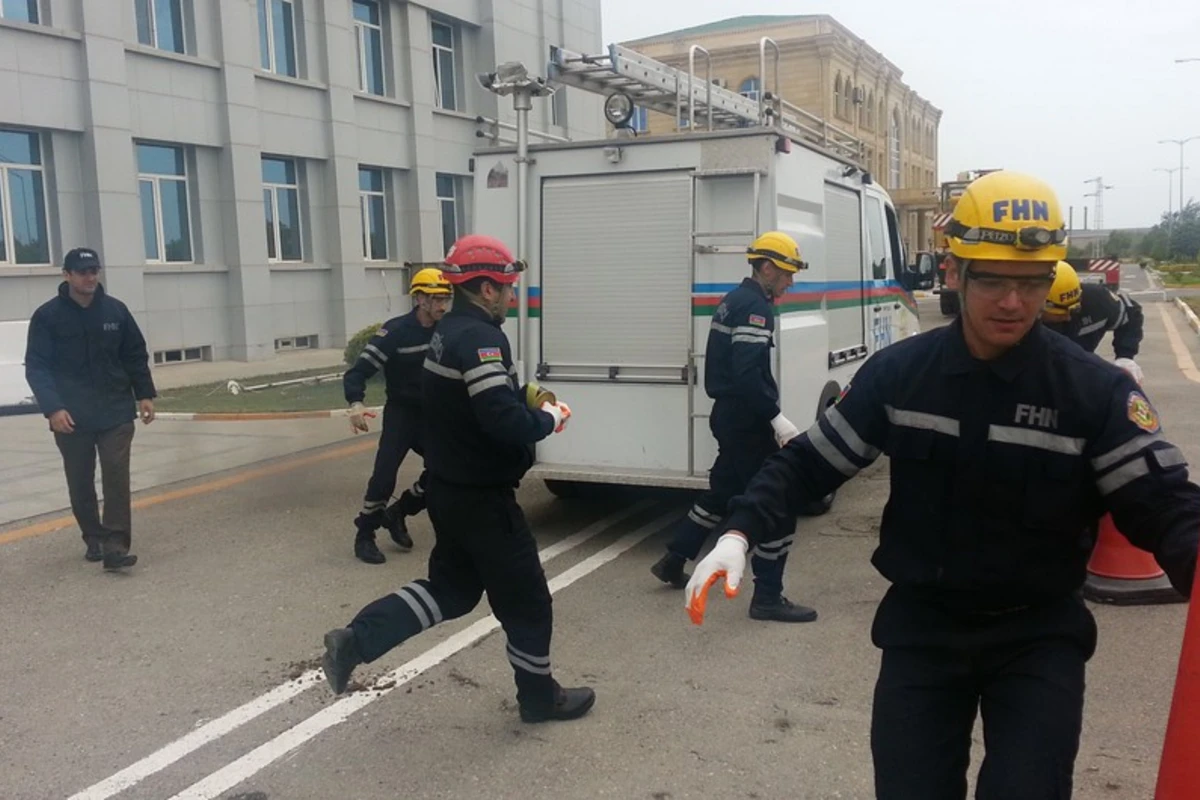 В Баку частично обрушился жилой дом, жители эвакуированы - ВИДЕО