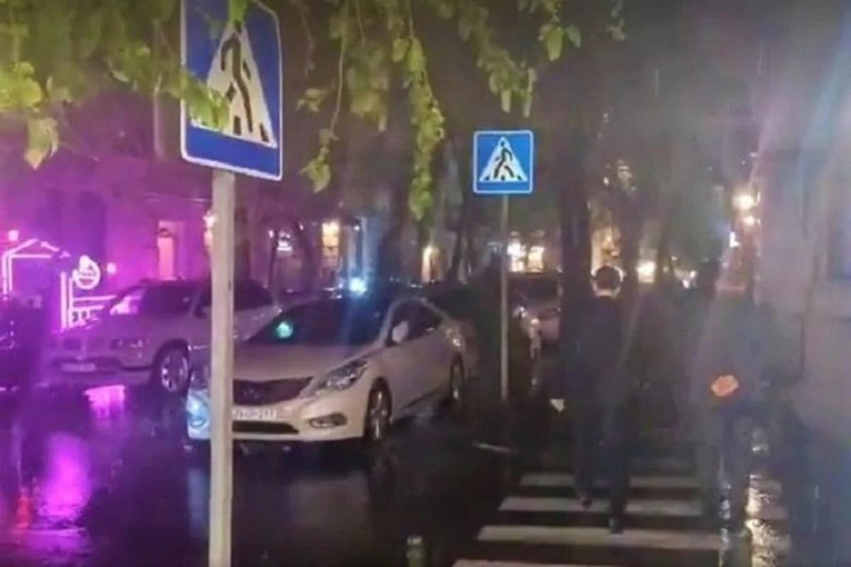 Сильный дождь в Баку подтопил некоторые дороги - ВИДЕО