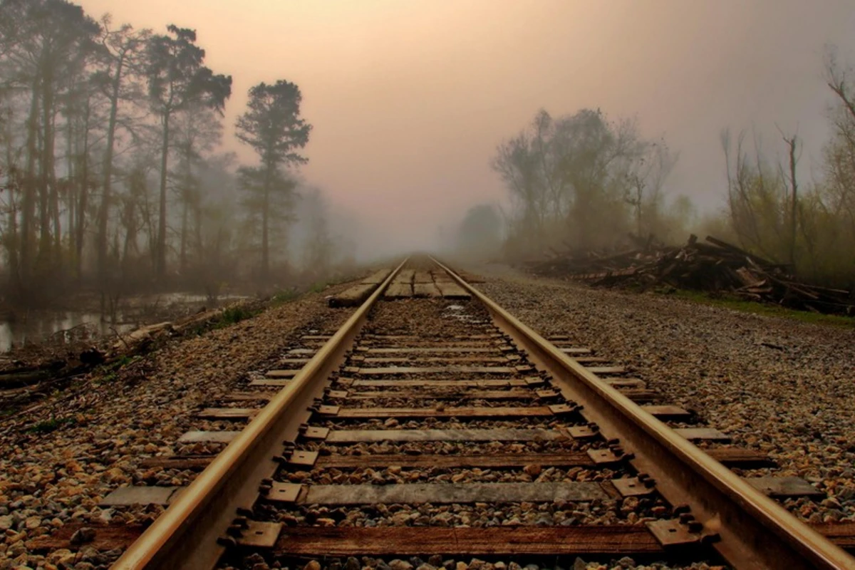 В Азербайджане поезд насмерть сбил молодого человека