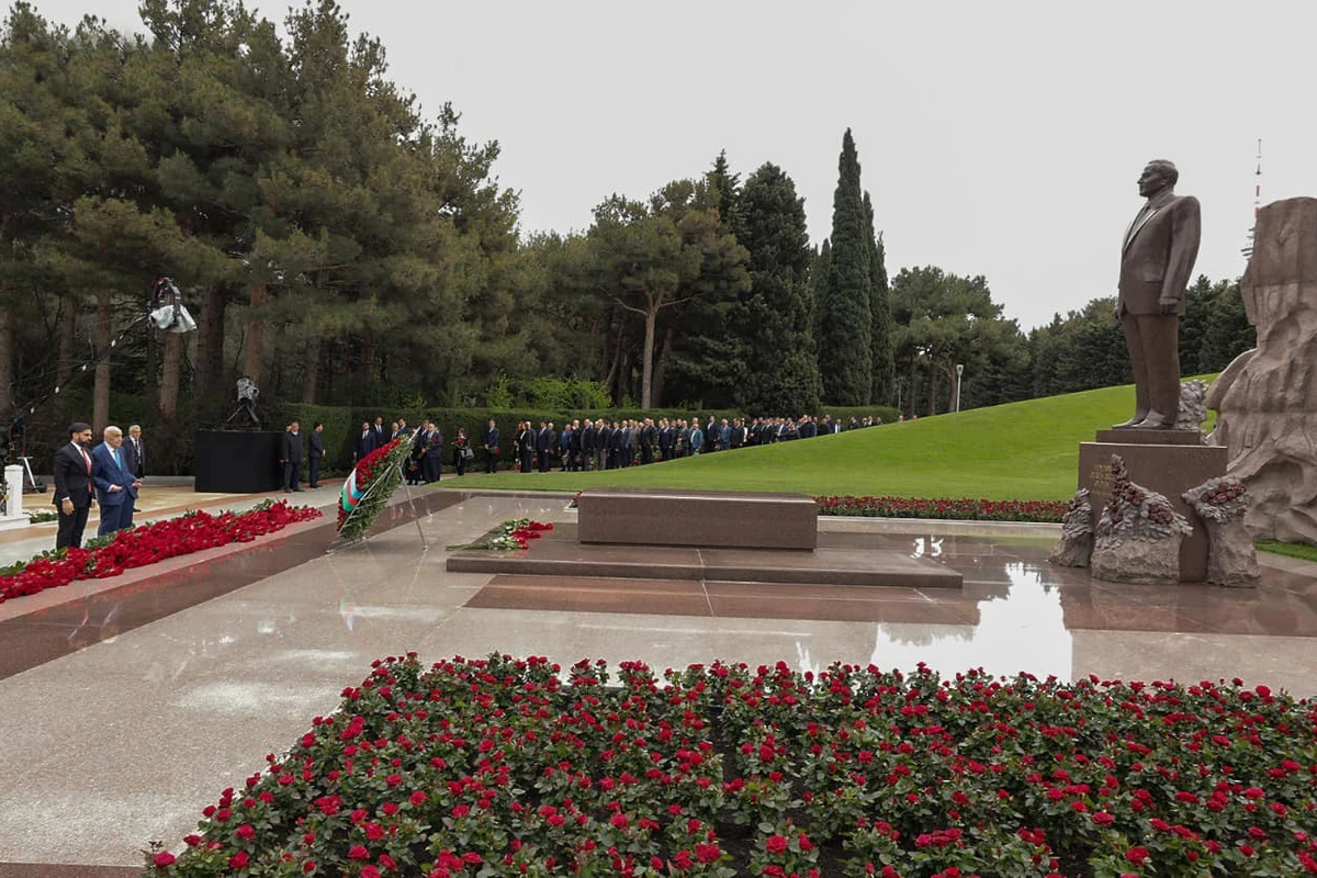Rövşən Nəcəf Heydər Əliyevin məzarını ziyarət etdi - FOTO