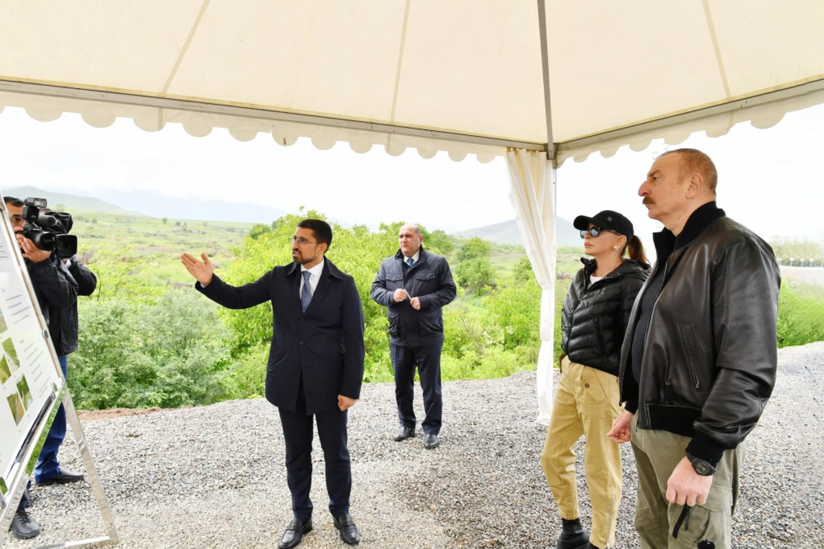 Prezident və birinci xanım Füzulidə yeni yaradılacaq mərkəzi parkın ərazisində ağac əkiblər