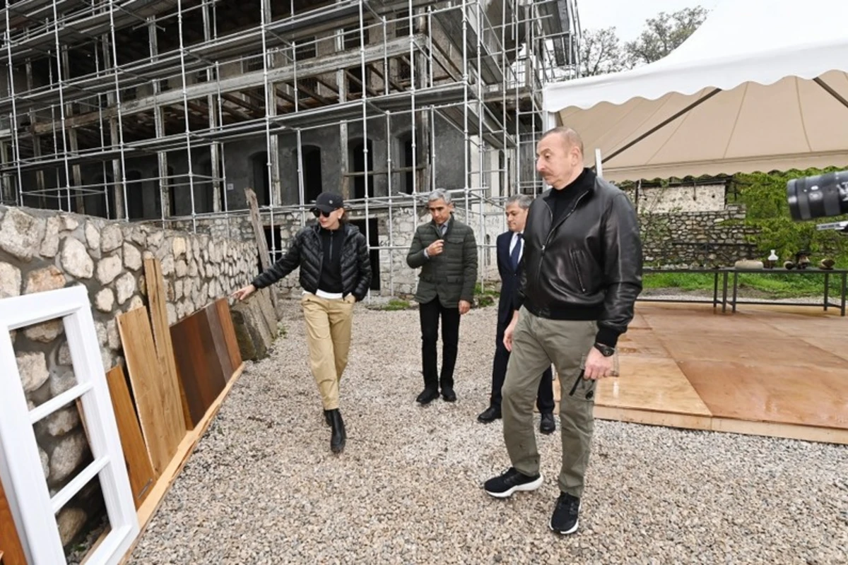 İlham Əliyev və Mehriban Əliyeva “Shusha Boutique Hotel”in yerləşəcəyi ərazidə olublar -  FOTO
