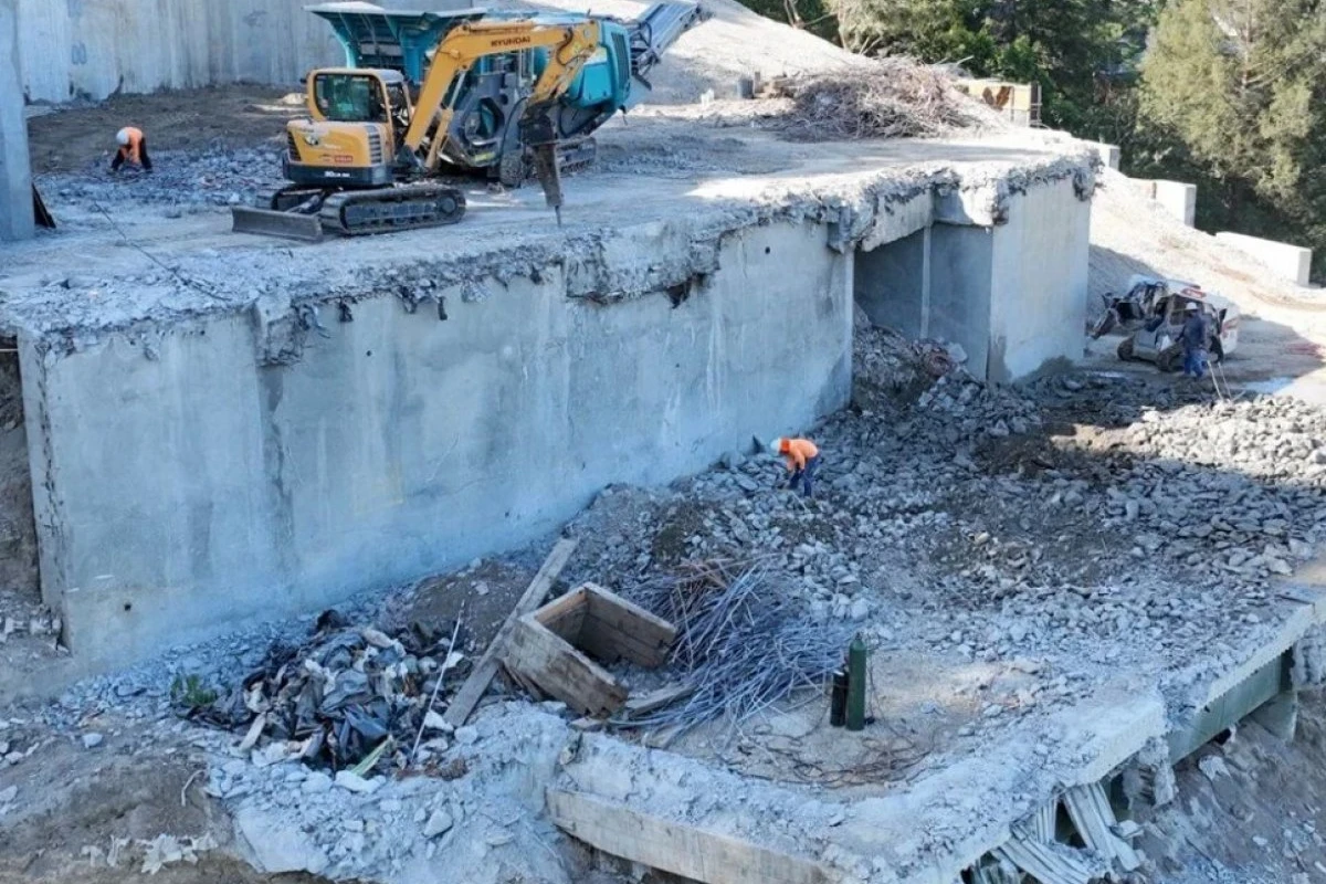 Tanınmış modellərin atasının 100 milyon dollarlıq evini dağıtdılar - FOTO