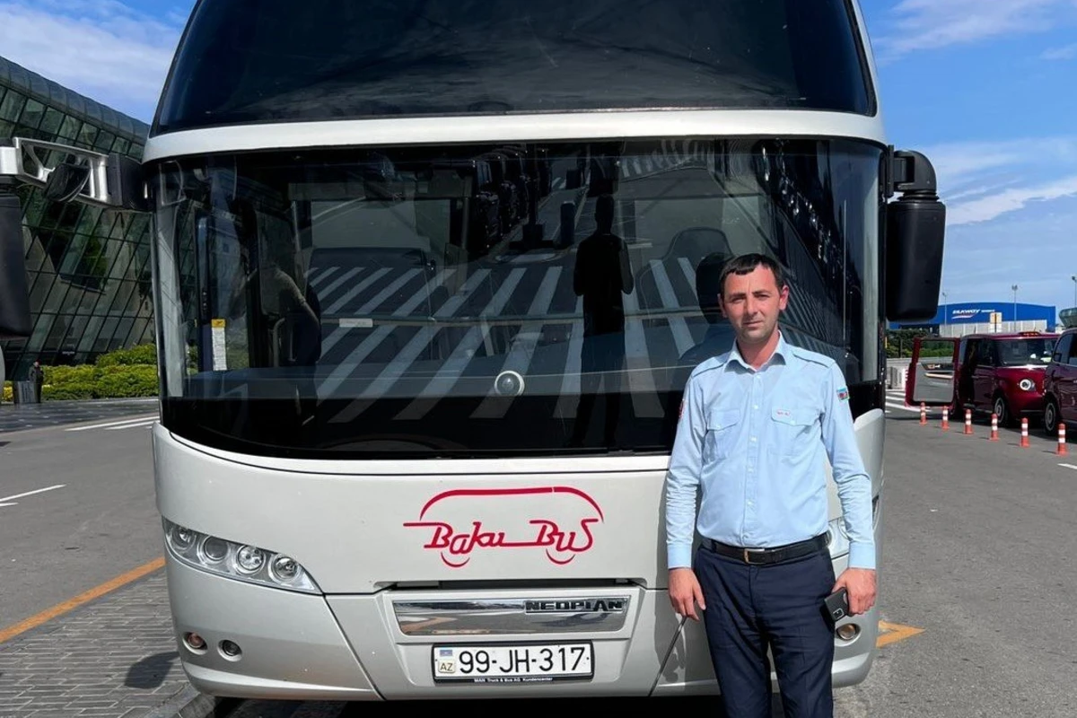 BakuBusun sürücüsü avtobusda tapdığı 20 min dolları sahibinə qaytardı