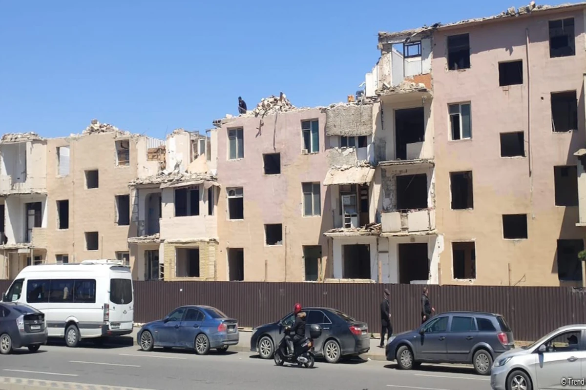 Bakının bu rayonunda binalar sökülür - FOTO
