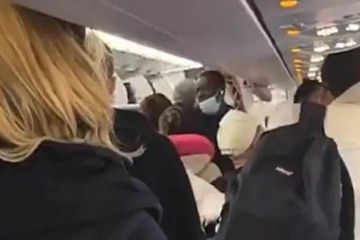 Yunanıstanda təyyarənin sərnişinləri pilotu döydülər – VİDEO Yunanıstanda təyyarənin sərnişinləri pilotu döydülər – VİDEO