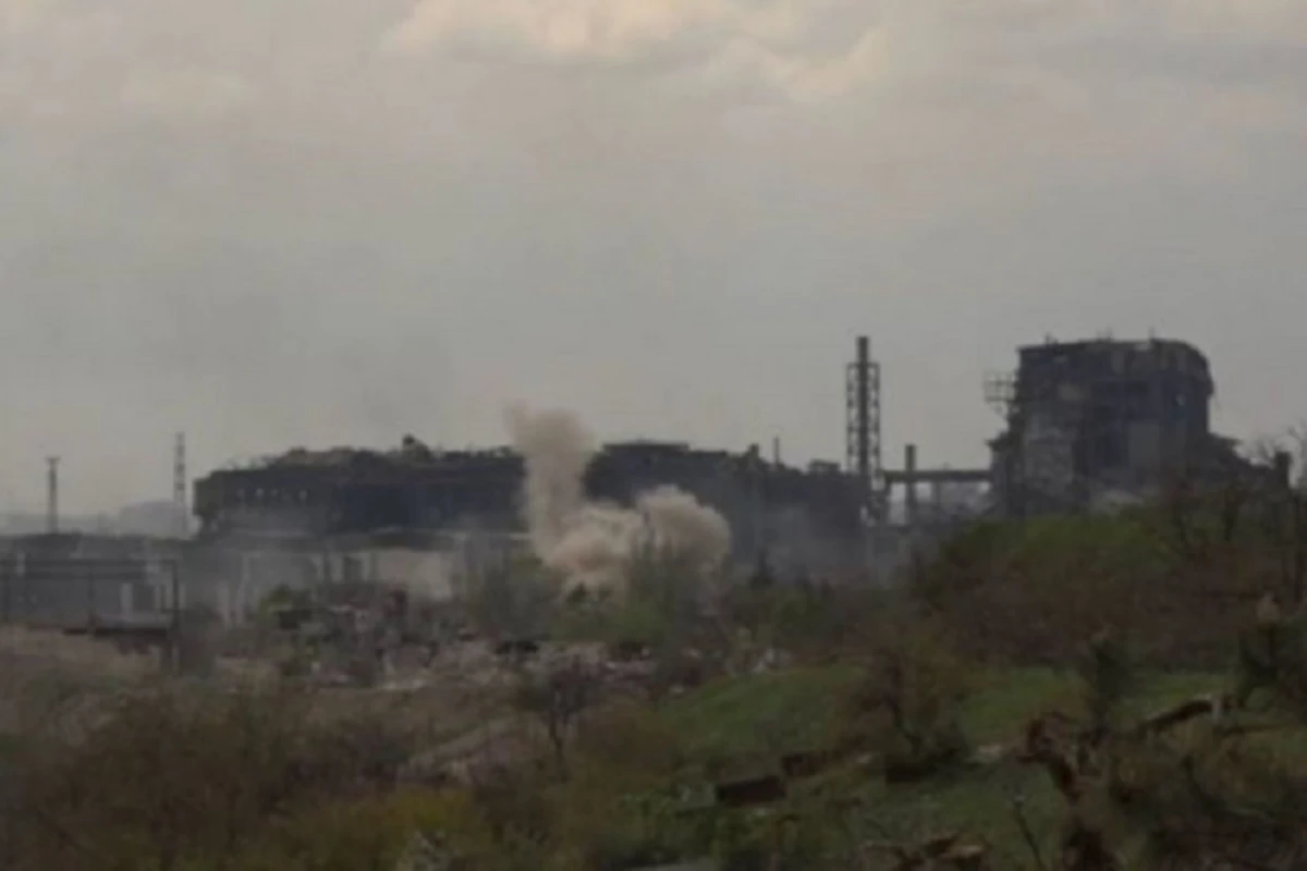 Появилось видео бомбардировки Азовстали российскими войсками - ВИДЕО
