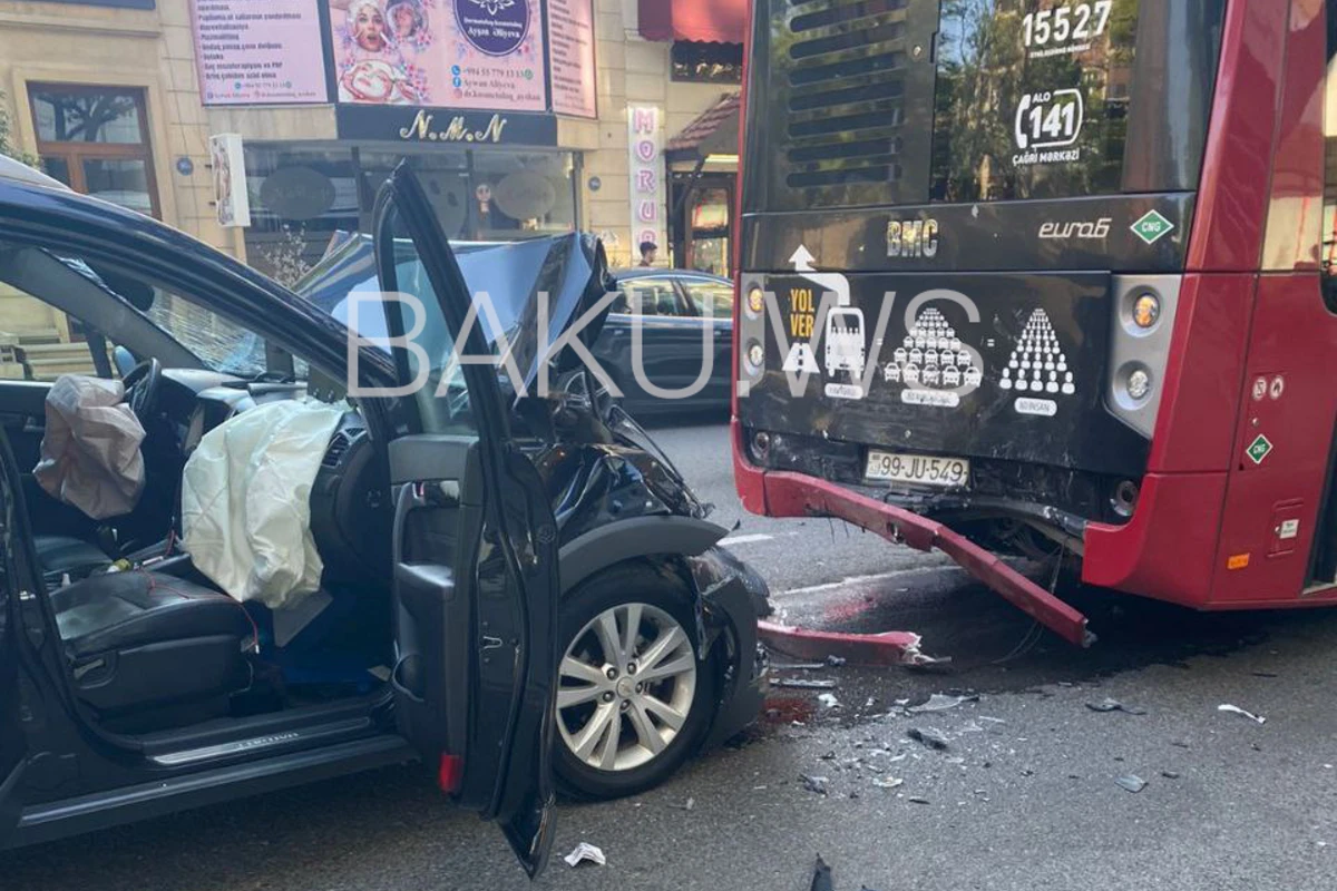 Bakıda ağır qəza: Minik avtomobili “Baku Bus”la toqquşdu - FOTO/VİDEO Bakıda ağır qəza: Minik avtomobili “Baku Bus”la toqquşdu - FOTO/VİDEO