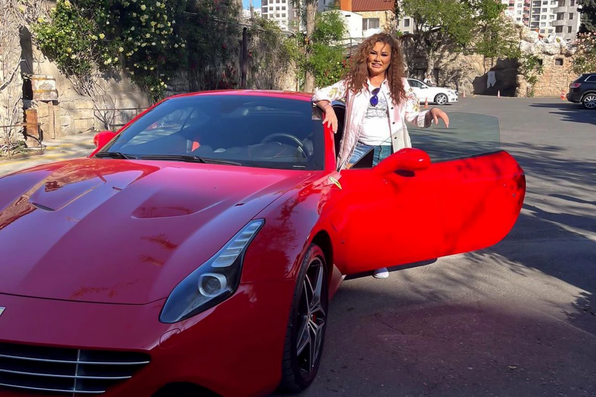 Bakıda restoran sahibi Deniz Sekiye Ferrari hədiyyə etdi - FOTO