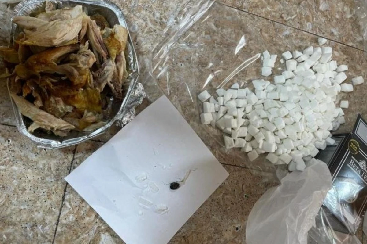 Həbsdə olan tanışına bişirilmiş toyuğun içində narkotik keçirmək istədi - FOTO