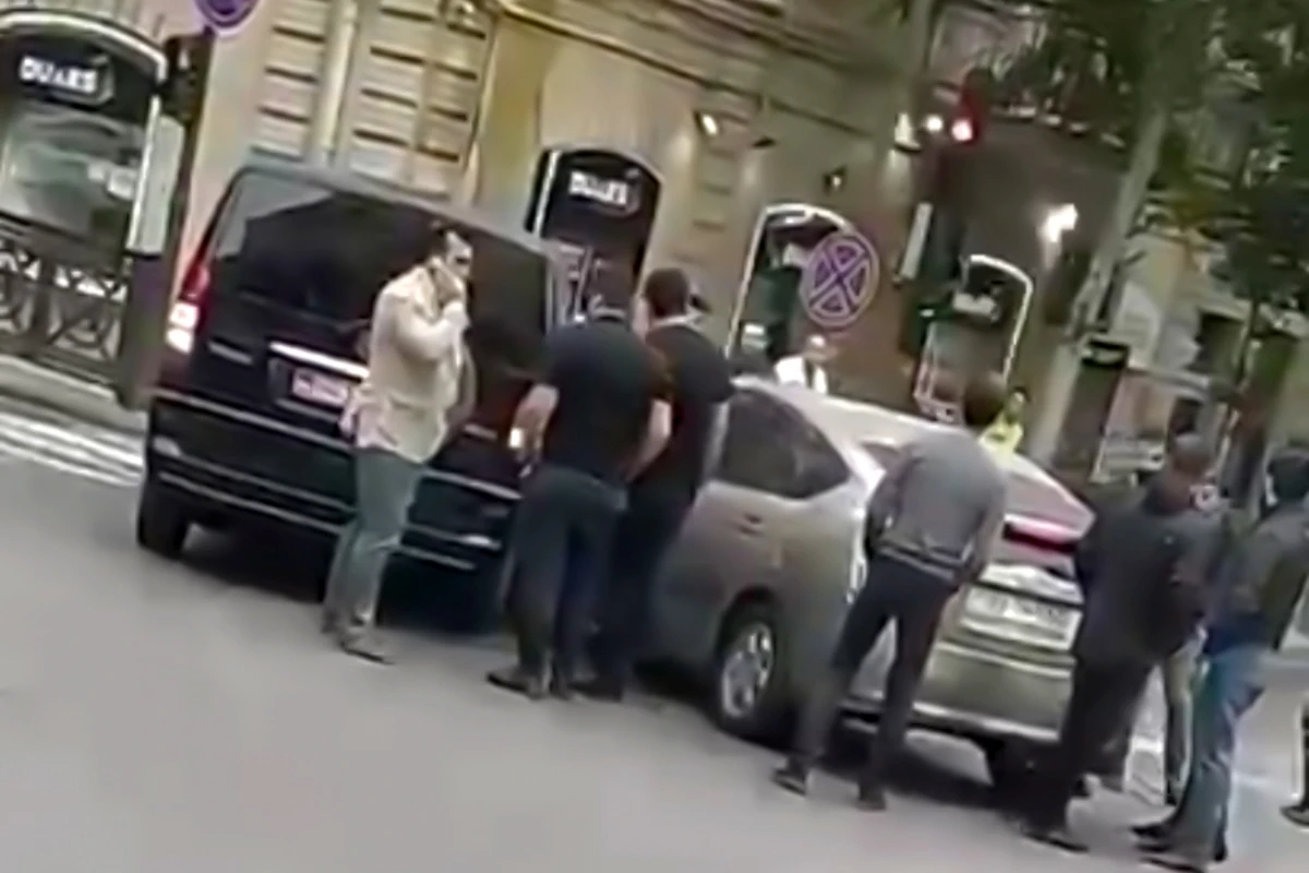 Bakıda “Prius” səfirliyin maşını ilə toqquşdu - VİDEO