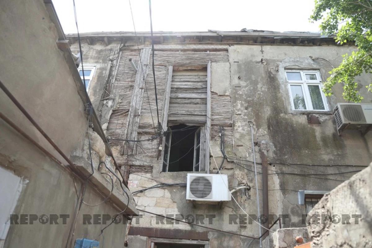 Bakıda 90 yaşlı bina uçmaq təhlükəsi ilə üzləşib, sakinlər evlərini tərk edib - VİDEO