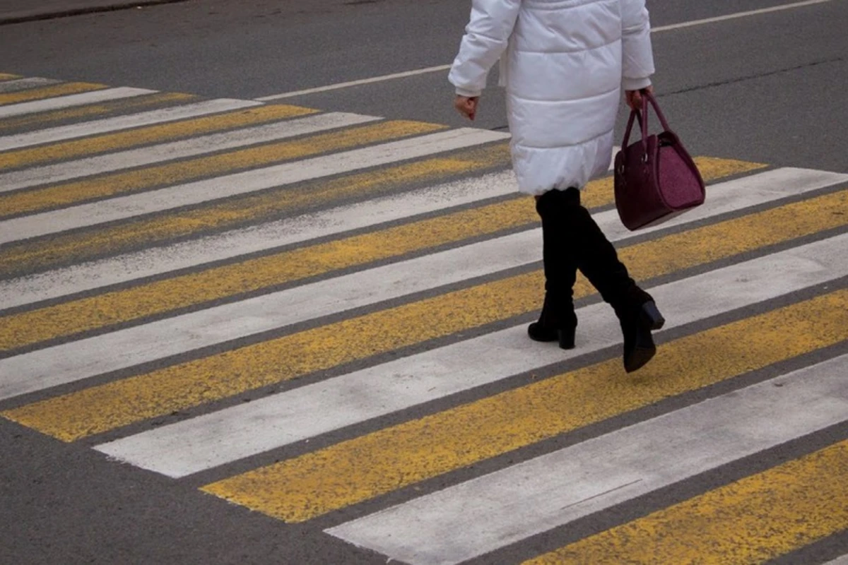 В Баку автомобиль сбил 36-летнюю женщину на пешеходном переходе