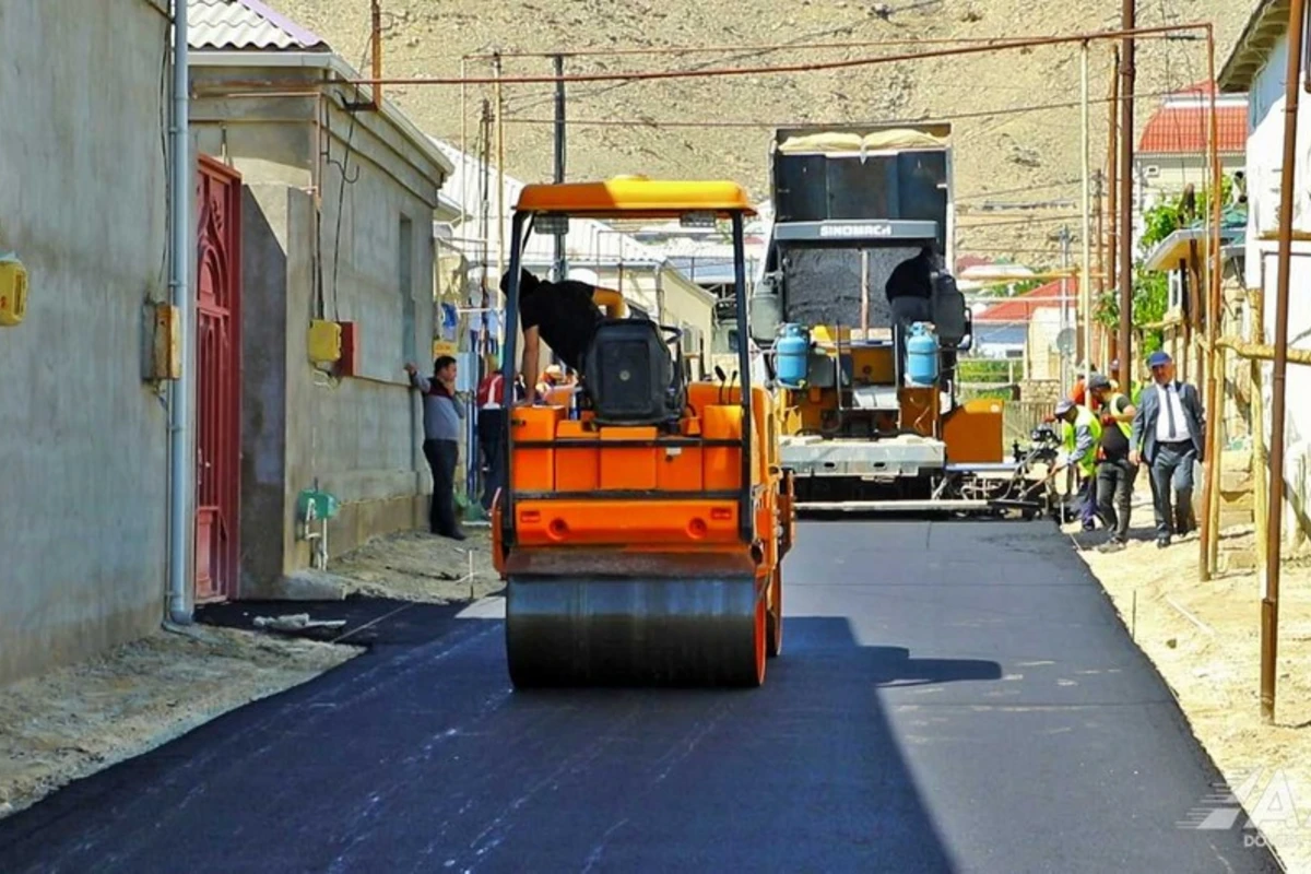 Lökbatanda uzunluğu 1 km-dən çox olan küçədə təmir işləri aparılır - FOTO/VİDEO