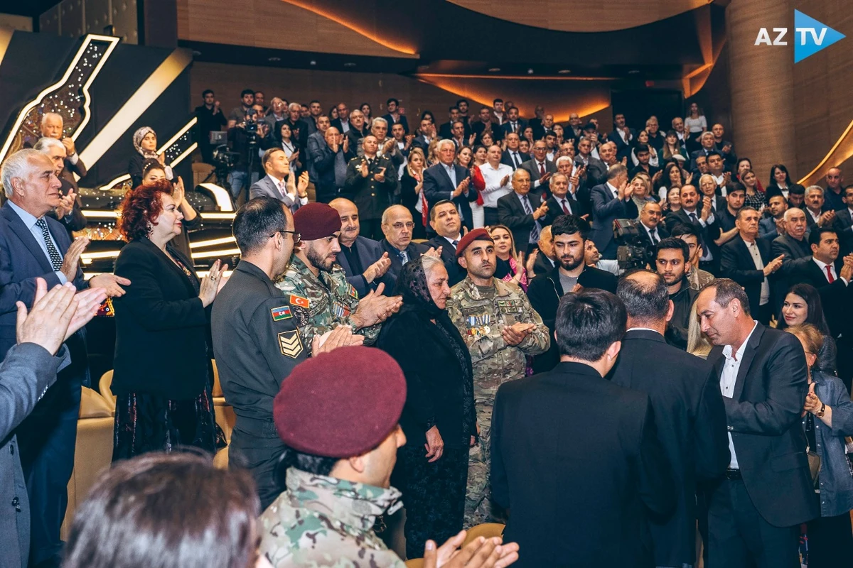 Polad Həşimovun anası canlı efirdə ayaqüstə alqışlandı - FOTO/VİDEO