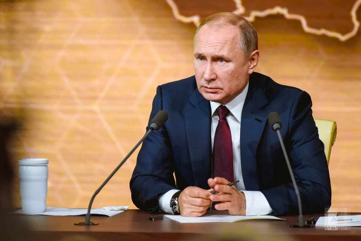 Putin Türkmənistan Prezidentini təltif etdi Putin Türkmənistan Prezidentini təltif etdi