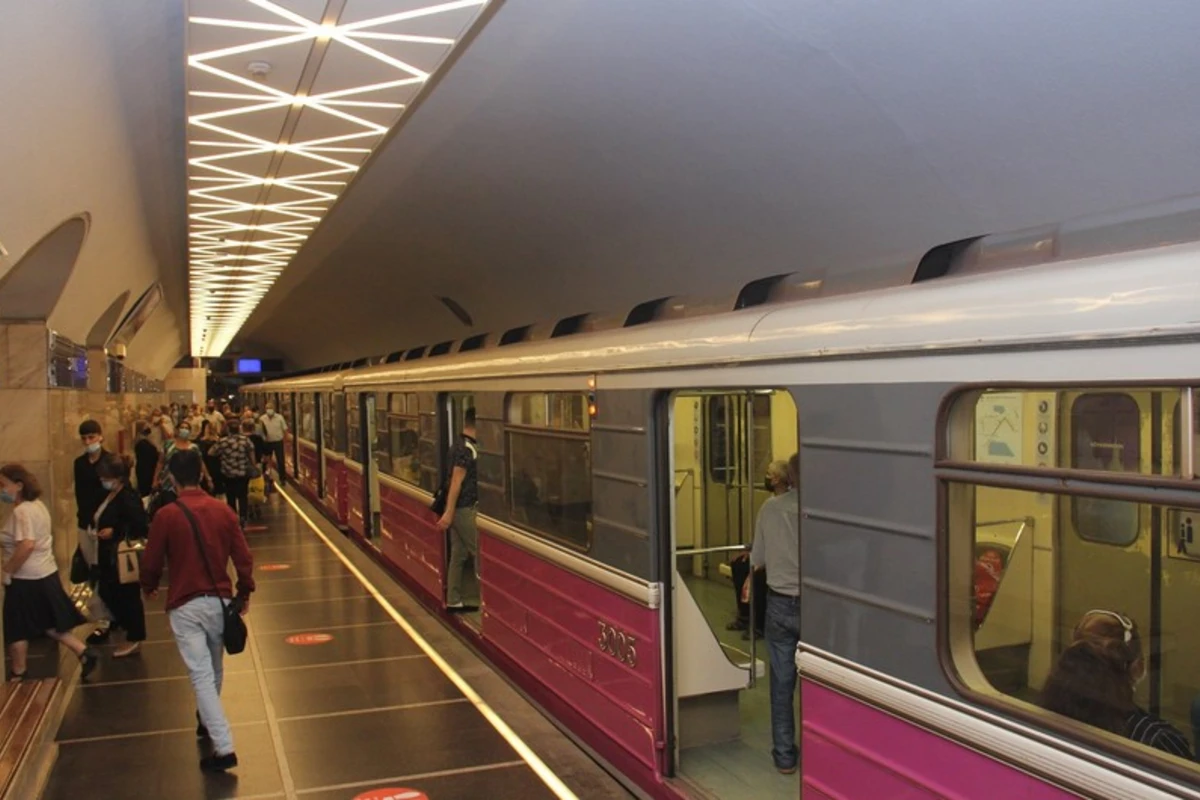 Bakı metrosunda qatarda NASAZLIQ Bakı metrosunda qatarda NASAZLIQ