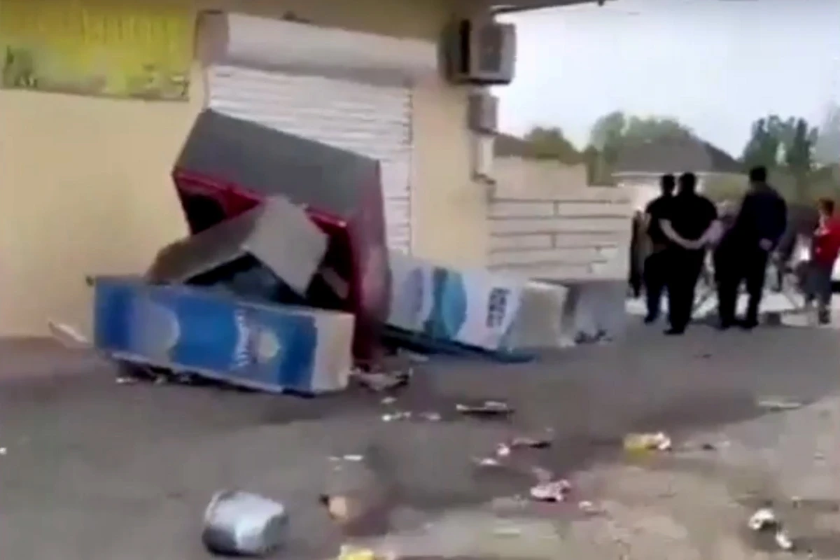 İntim video iddiası ilə market sahibinə hücum etdilər, polis məsələyə qarışdı - VİDEO İntim video iddiası ilə market sahibinə hücum etdilər, polis məsələyə qarışdı - VİDEO