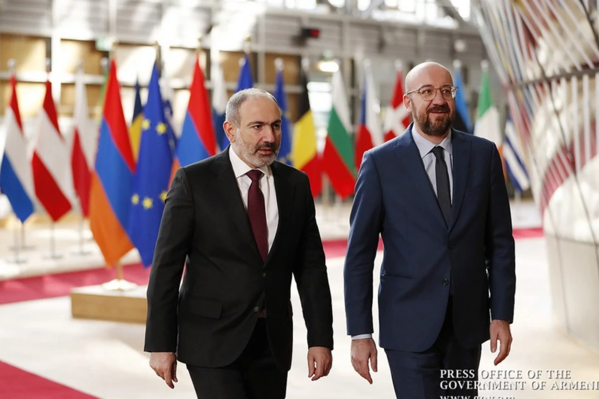 Nikol Paşinyanın Şarl Mişellə təkbətək görüşü başladı