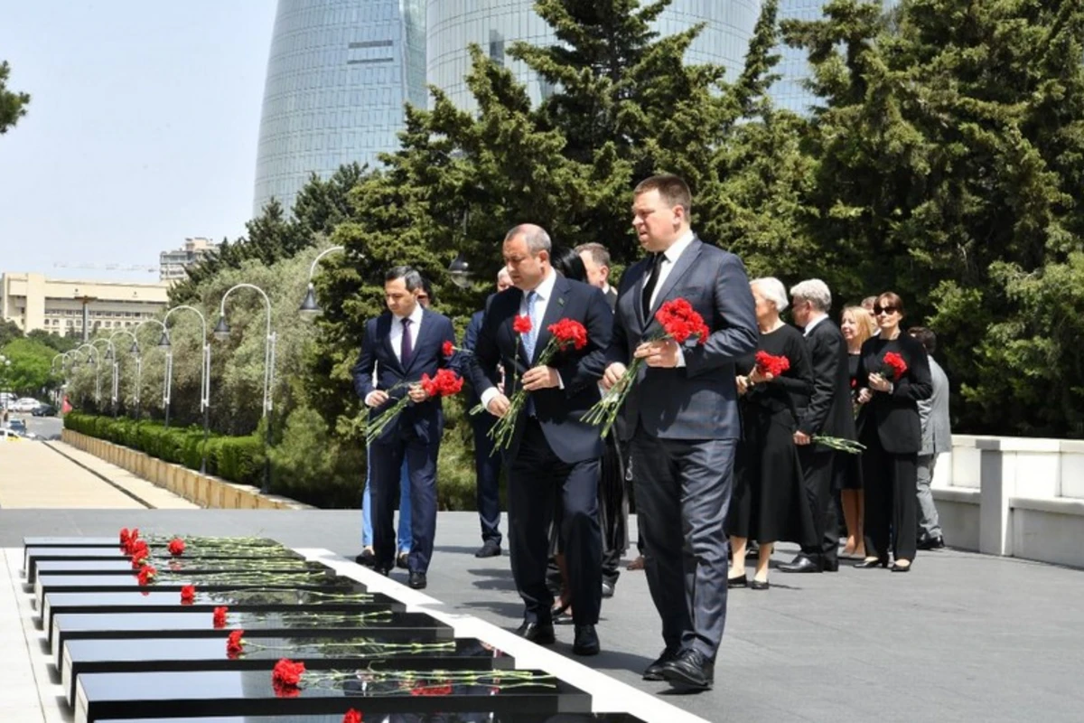 Estoniyalı deputatlar Şəhidlər xiyabanında – FOTO