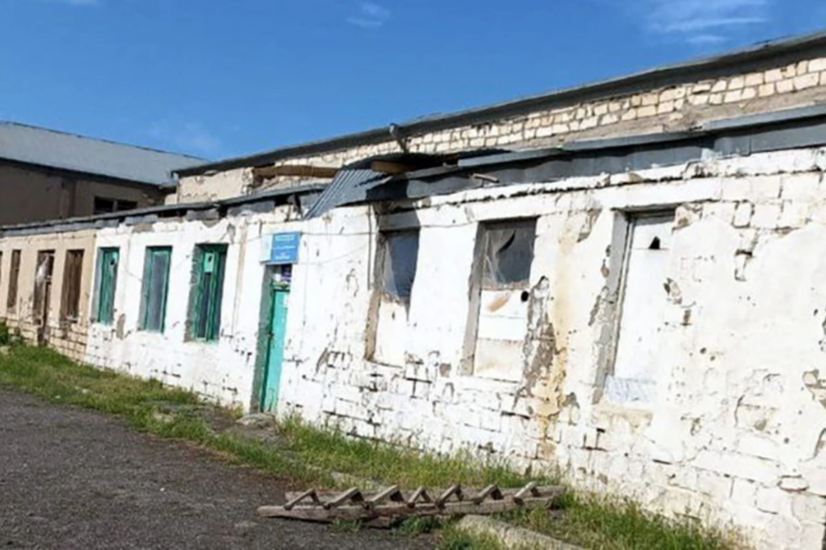 В Барде ветер снес крышу школы, находящейся в аварийном состоянии - ФОТО