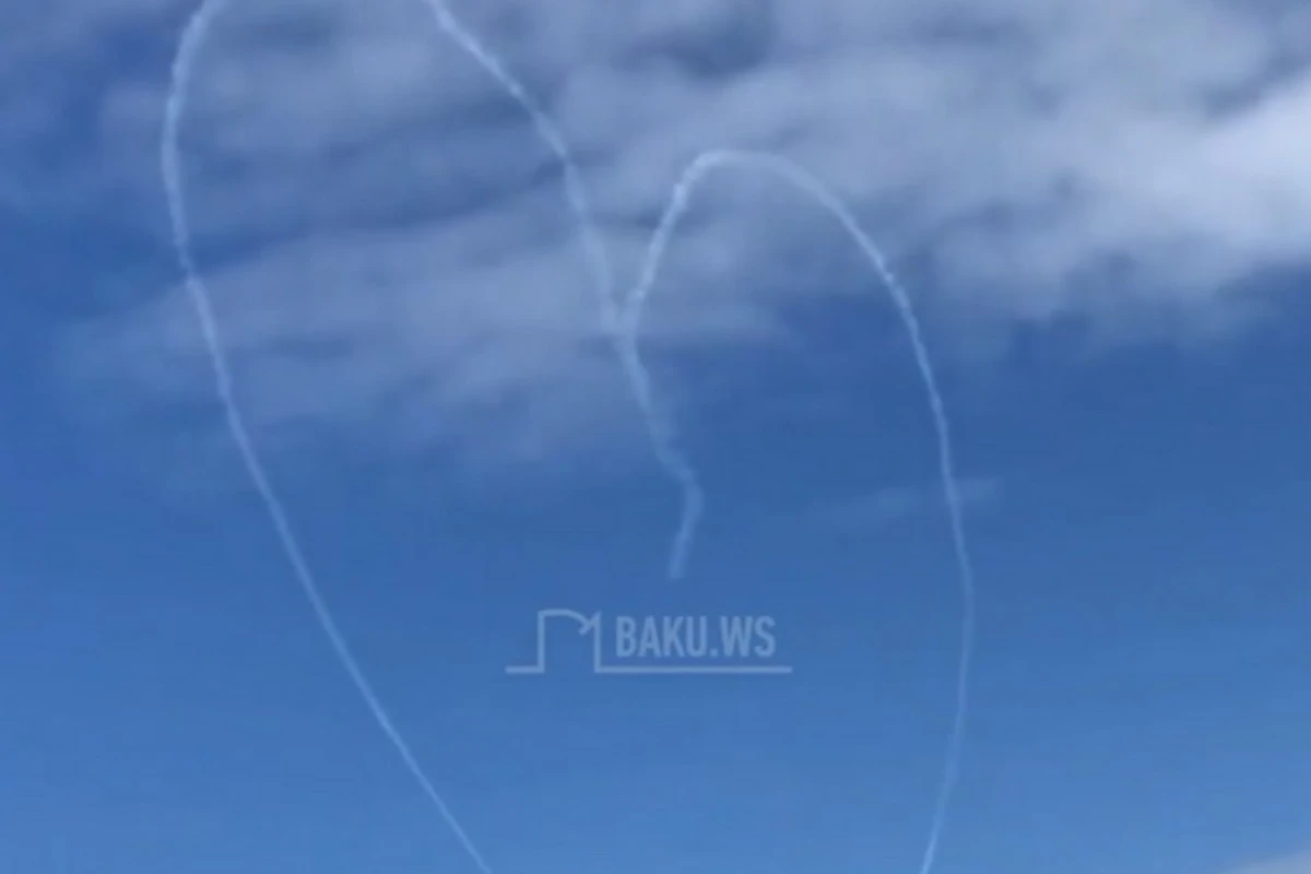 Türk pilotlar Bakı səmasında ürək forması cızdılar - VİDEO