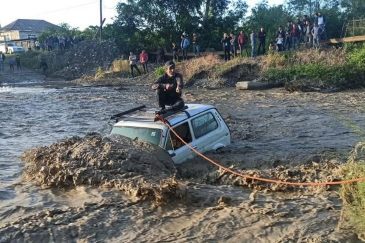 В Хачмазе спасли водителя, попавшего на машине под селевой поток - ВИДЕО